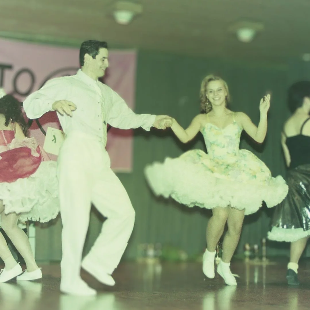 Ein Tänzer und eine Tänzerin auf einem vergilbten Bild.